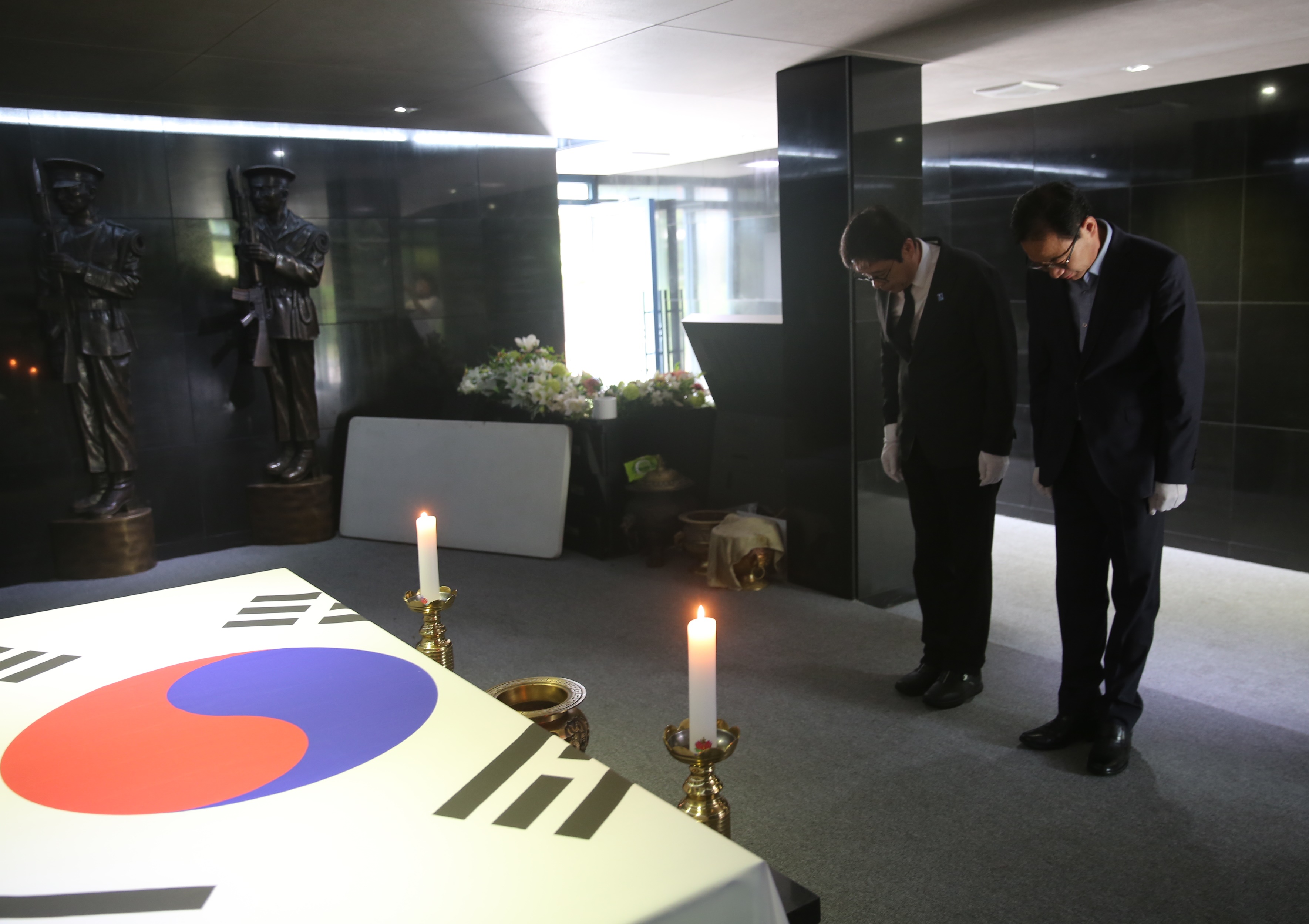 현충탑 참배3번 사진